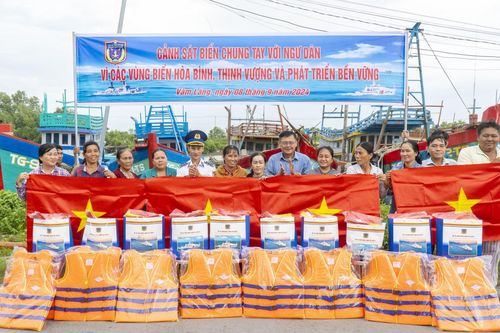 Cảnh sát biển đồng hành với ngư dân tỉnh Tiền Giang