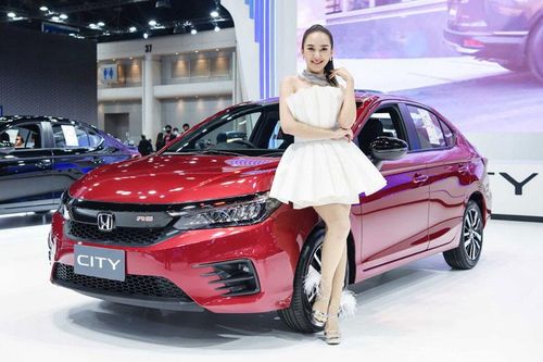 Mê đắm trước nhan sắc người mẫu bên xe Honda City