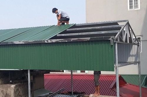 Sau bão số 3, nhu cầu thi công mái tôn tăng cao, giá ổn định