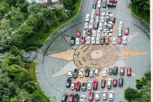 Xe ô tô ở Hà Nội đỗ thành từng cụm tránh cây đè khi siêu bão Yagi quét qua