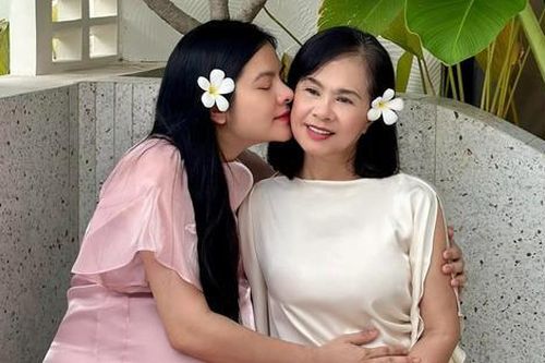 Nhan sắc mẹ Vân Trang ở tuổi 60