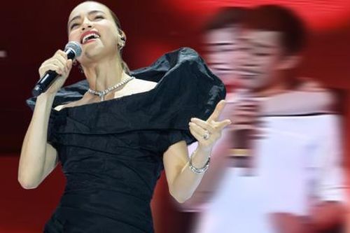 Hồ Ngọc Hà 'mùi mẫn' với một chàng trai trên sân khấu, khán giả la hét không ngừng