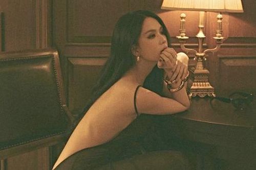 Đẹp khen - Xấu chê: Ngọc Trinh 'hở bạo', khoe tấm lưng trần nuột nà