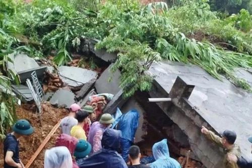 Sạt lở đất vùi lấp nhà một gia đình làm 4 người tử vong, 1 người bị thương