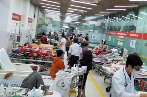 Bác sĩ căng mình cấp cứu người bị nạn trong bão Yagi