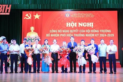 Công bố quyết định về công tác cán bộ Trường Đại học Hồng Đức