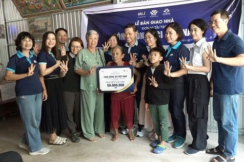 Trao 2 căn nhà Đại đoàn kết ở xã Long Kiến