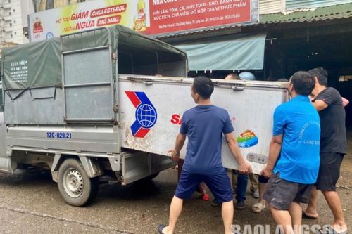 1.200 tiểu thương tại chợ Giếng Vuông di chuyển hàng hóa tránh ngập lụt