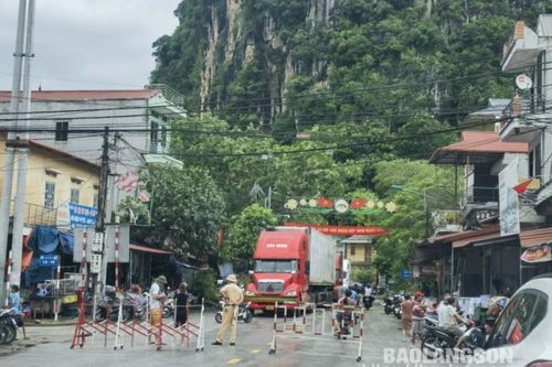 Văn Lãng: Các phương tiện không thể di chuyển qua địa bàn thị trấn Na Sầm do ngập lụt