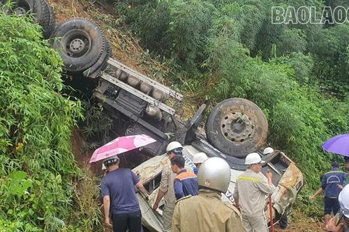 Xe đầu kéo lao xuống taluy âm, 1 người bị thương