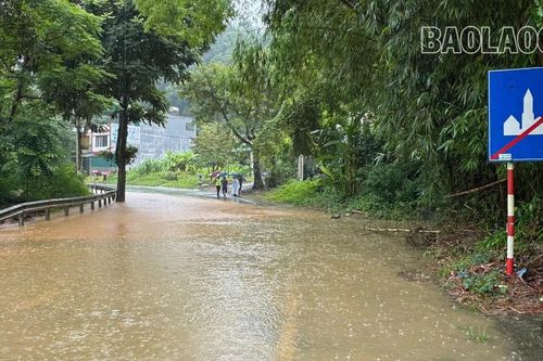 Ngập úng gây ách tắc giao thông trên Quốc lộ 4D