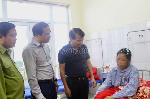 Bí thư Tỉnh ủy Đặng Xuân Phong thăm, động viên gia đình các nạn nhân bị thiệt hại do mưa lũ tại Sa Pa