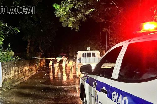 Nước suối Ngòi San dâng cao gây ngập đường từ xã Quang Kim đi xã Phìn Ngan