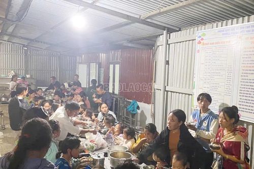 Ấm tình người giữa bão lũ Sa Pa