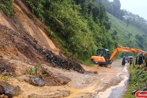 Mưa lớn do hoàn lưu bão số 3 gây sạt lở đường ở xã Mường Lạn, Mường Lèo