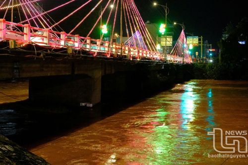 Mực nước sông Cầu dâng cao kỷ lục: Nhiều hộ dân di dời khẩn cấp trong đêm