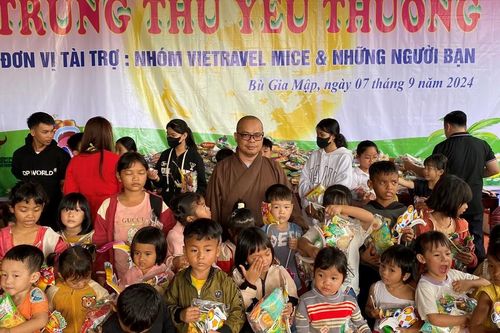 Chùa Hương Lâm (Bình Phước) tặng quà trung thu sớm đến các em thiếu nhi đồng bào dân tộc