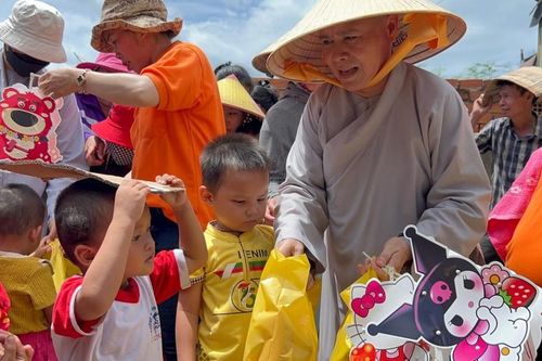 Nhiều đơn vị, tự viện tổ chức Tết Trung thu sớm cho thiếu nhi các địa phương