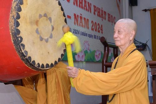 Hòa thượng Viện trưởng sách tấn tân sinh viên trong Lễ khai giảng Học viện Phật giáo VN tại TP.HCM