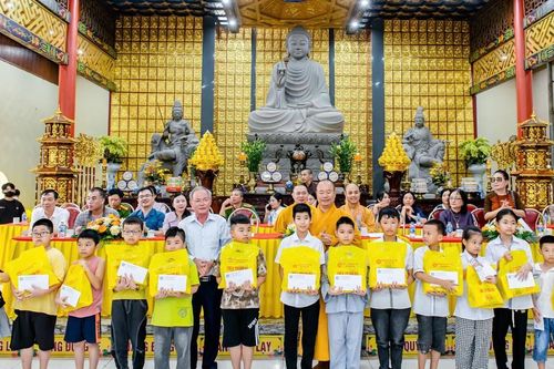 Thanh Hóa: Trao hơn 1.000 phần quà cho học sinh giỏi và bàn giao nhà đến hộ nghèo