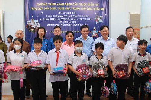 Chùa Dư Khánh và Đoàn Thanh niên Bệnh viện Bình Dân khám bệnh, trao quà đến người khiếm thị
