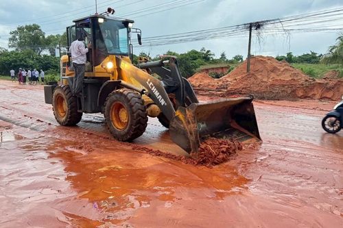 Bình Thuận: Tạm thời xây dựng rọ đá để ứng phó sự cố cát tràn xuống đường và nhà dân