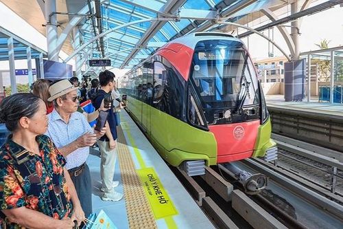 Tàu điện và xe buýt ở Hà Nội hoạt động trở lại