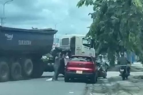 Làm rõ vụ tài xế đầu kéo dừng xe giữa Quốc lộ, chặn đầu tấn công tài xế ô tô con