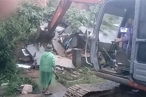 Sập nhà do mưa bão làm 4 người trong gia đình tử vong