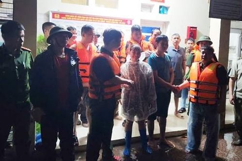 Giải cứu kịp thời người phụ nữ mang thai giữa dòng nước xiết