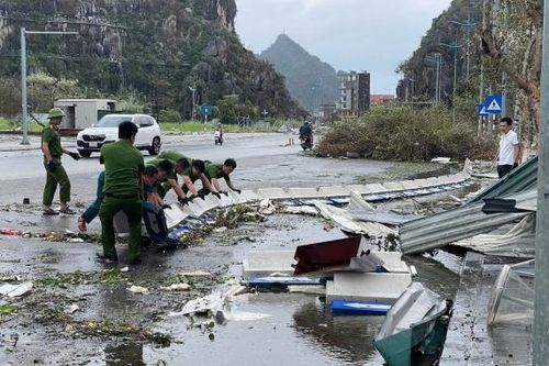 Công an Quảng Ninh lội bùn, nạo vét bùn đất giúp dân sau bão