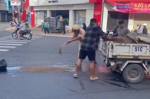 CSGT ngăn chặn dầu nhớt tràn lan đường Kha Vạn Cân