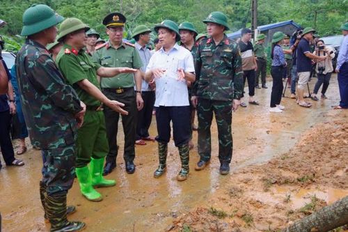Phó Thủ tướng Chính phủ Hồ Đức Phớc thăm hỏi, động viên gia đình có 4 người tử vong do sạt lở đất