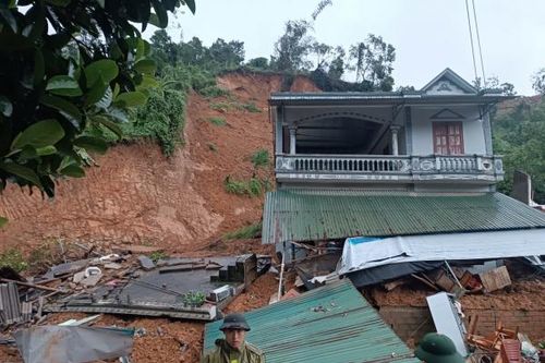 Mưa lớn gây sập nhà dân, hai gia đình kịp thời sơ tán