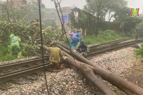 Ngành đường sắt làm việc xuyên đêm để thông tuyến Bắc-Nam