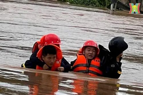 Xúc động hình ảnh chiến sĩ cảnh sát giúp dân trong lũ