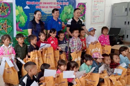 Tặng quà học sinh khuyết tật, mồ côi, học sinh nghèo tại xã Cô Ba (Bảo Lạc)
