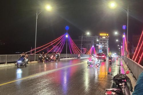 Nhiều người dân dừng xe trên cầu xem nước lũ gây cản trở giao thông
