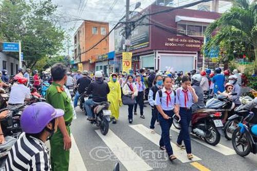 Ðảm bảo an toàn, trật tự trước cổng trường