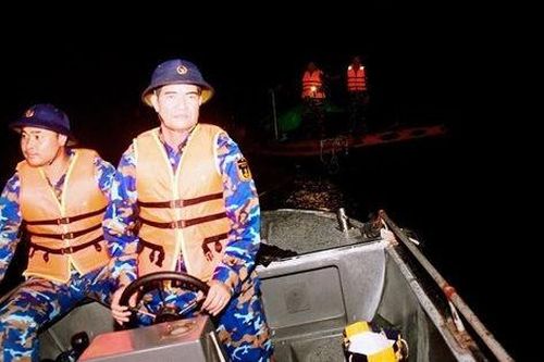 Lực lượng hải quân, biên phòng khẩn trương cứu hộ, giúp dân khắc phục hậu quả bão số 3