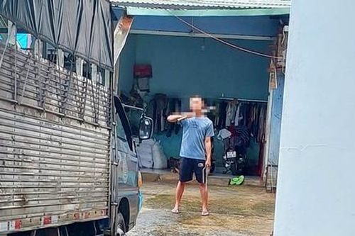 Tạm giữ đối tượng 'ngáo đá' cầm dao, đòi tự sát
