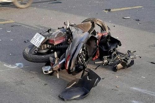Xe máy chạy tốc độ cao lấn làn 'đối đầu' xe tải, 2 thanh niên thương vong