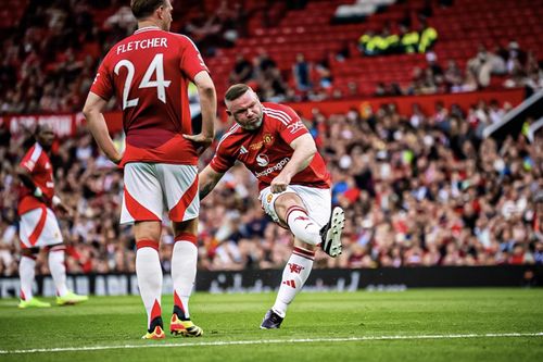 Cận cảnh Rooney đá phạt thành bàn, tái hiện khoảnh khắc ra mắt Man Utd