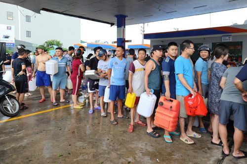 Hạ Long: Khách xếp hàng cả tiếng chờ mua xăng để chạy máy phát điện