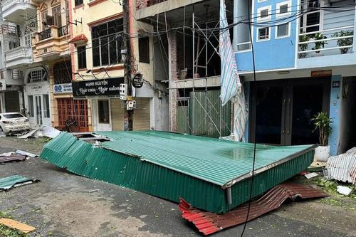 Quảng Ninh, Bắc Giang sau bão Yagi: Nhiều nhà bị tốc mái, dân xếp hàng mua xăng