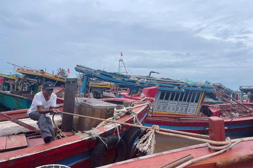 Ngư dân sửa chữa tàu thuyền sau bão Yagi, chờ ngày được ra khơi