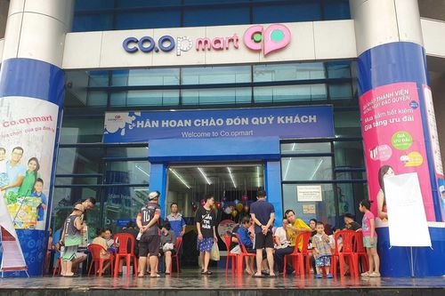 Co.opmart mở cửa sớm, tăng nguồn hàng để đáp ứng nhu cầu người dân sau bão