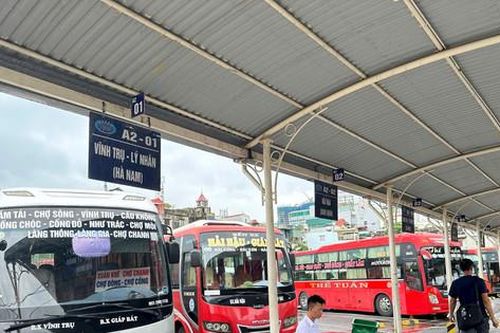 Các bến xe Hà Nội hoạt động bình thường, lượng khách thưa vắng