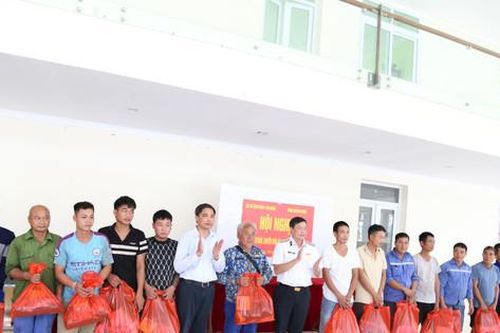 Vùng 1 Hải quân cứu nạn, bàn giao 17 ngư dân cho tỉnh Quảng Ninh