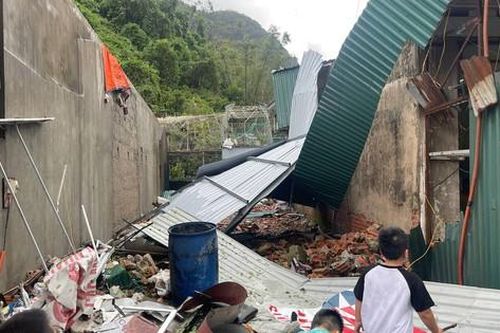 Người dân Quảng Ninh lo lắng khi tài sản bị vùi lấp sau bão số 3: Ngày mai các con phải đến trường mà sách vở quần áo hư hỏng hết
